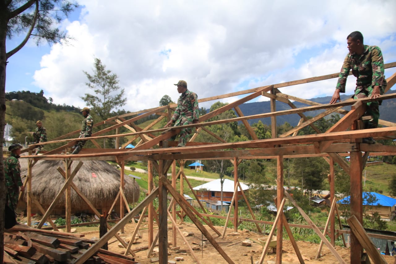 Anggota TNI Bantu Warga Bangun Rumah di Pedalaman Papua