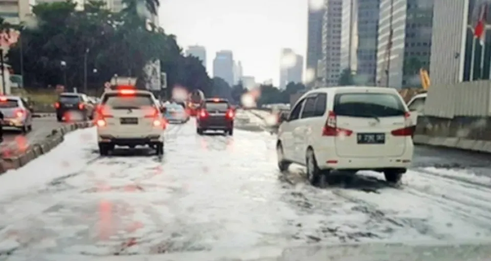 Tumpahan Cairan Putih Mirip Busa di Jalanan Bogor